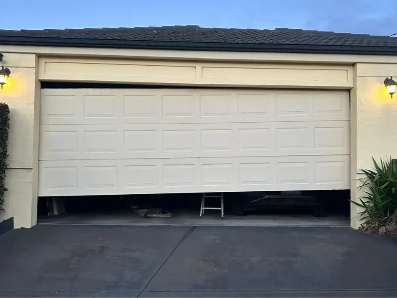 this is image of a garage door stuck in Drysdale